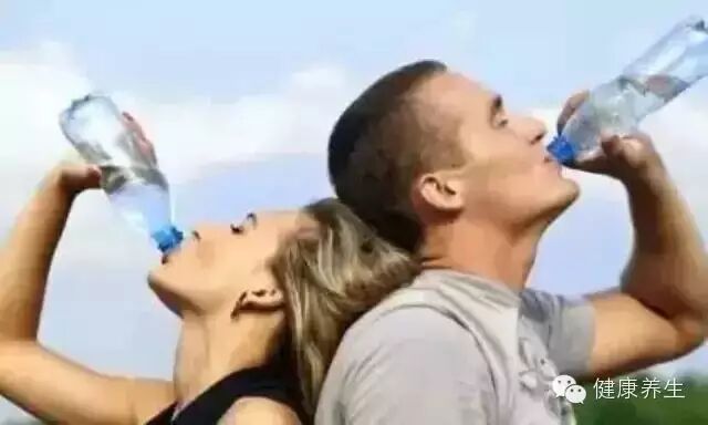 ??水是最好的药! 1.76复古传奇网页版夏天你知道该怎么喝水吗?新闻