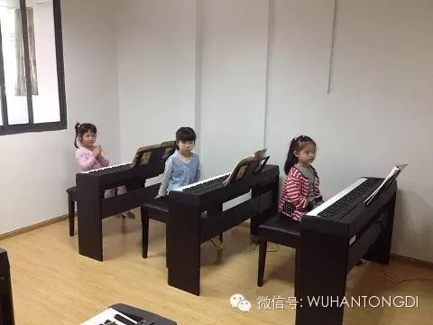 :线与间,高音谱号和低音谱号,唱名为Do的C音,还有四拍长的全音