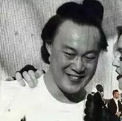 陈奕迅去看偶像的演唱会,幸运被选上台,被问:你叫什么...