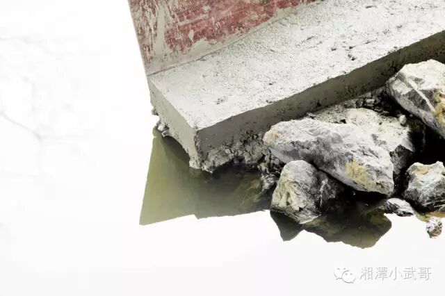 被河水淹没的暗管。