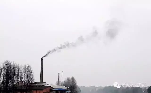 远远便见的黑烟囱