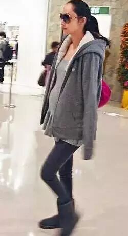 吴佩慈二胎儿子正面照曝光 为纪念过世爱犬取名＂汉斯＂-怀孕期