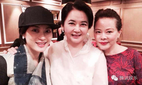 孙俪产后与姨奶胡慧中及妈妈合影 全家都是美女