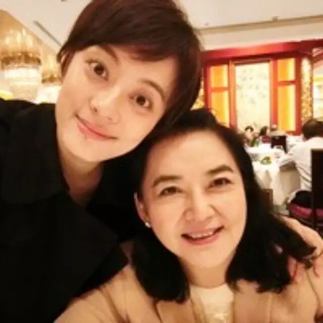 孙俪晒与姨奶奶胡慧中合影,娘娘也是＂星二代＂