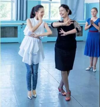 佟丽娅宣布怀孕,陈思诚头顶验孕棒自我调侃-怀孕期