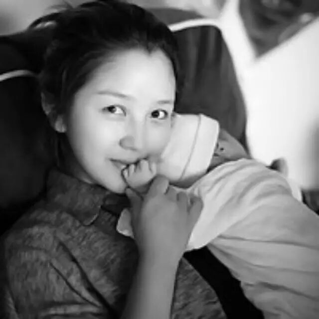 何洁二胎女儿宝妹首曝光 两年两胎＂好＂字凑成