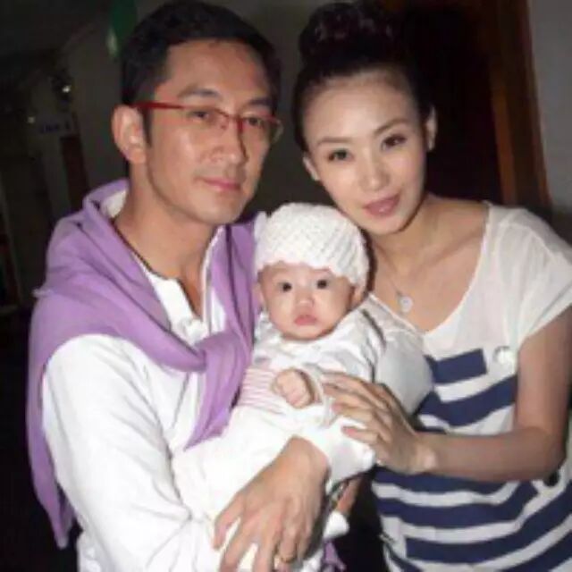 吴启华承认将与小21岁娇妻离婚:我会抚养女儿