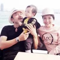 杨乐乐晒照为汪涵庆42岁生日,甜蜜颁发＂好爸爸＂证书