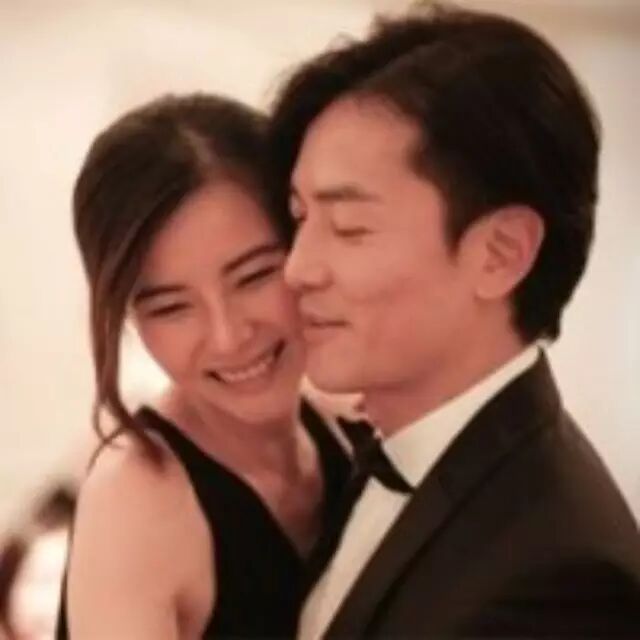 郑伊健蒙嘉慧相爱9周年 高调地秀了一次恩爱