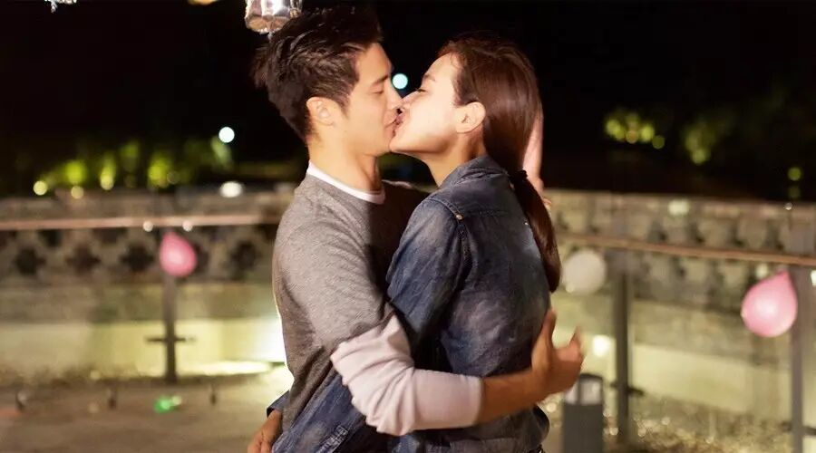 叶一茜过生日 田亮送上热吻