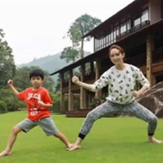 胡静与帅儿子草坪上玩格斗 更抢眼的是身后的豪宅