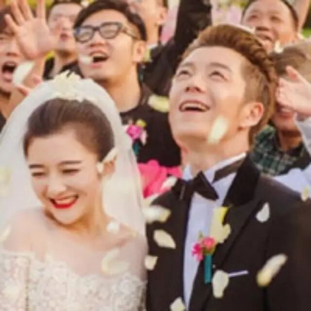 王栎鑫大婚07届快男齐道贺 否认奉子成婚传闻