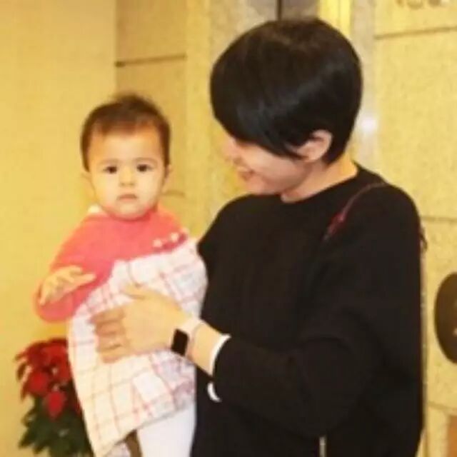梁咏琪女儿近照曝光 混血大眼妹又美又萌
