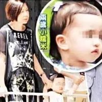 杨幂2岁女儿小糯米近照曝光,跟着奶奶上幼儿园长相酷似...