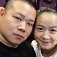 岳云鹏陪老婆看电影,这秀恩爱的表情酷一脸