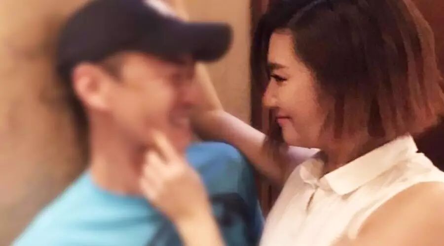 Selina与阿中正式签字离婚,9年感情因圈子不同而告终