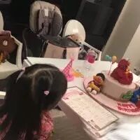 王力宏晒照为女儿庆生,两岁的嘉莉是个小肉球儿