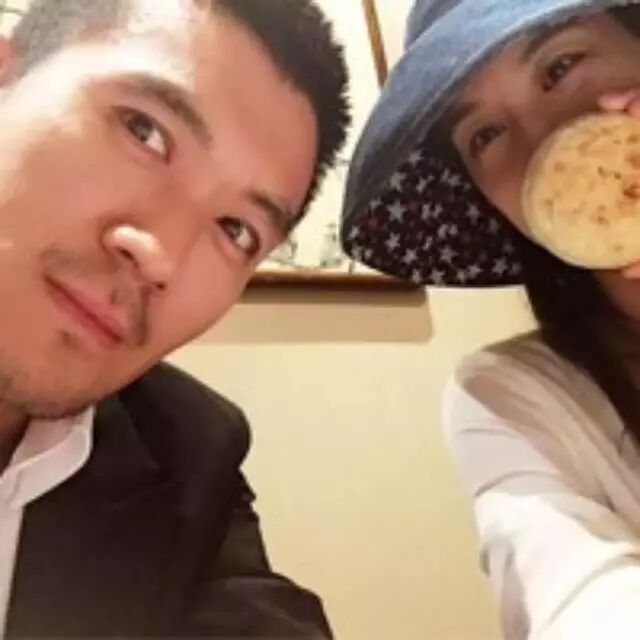 杨子朋友圈晒与黄圣依甜蜜合照 罕见秀恩爱