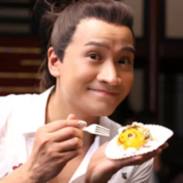 何晟铭横店片场庆生 感觉自己“萌萌哒”