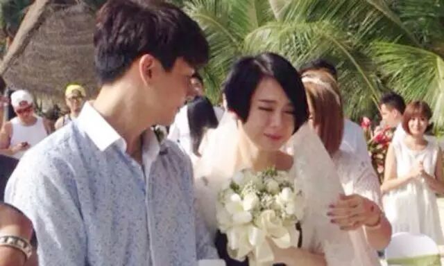 李承铉向戚薇求婚成功 女方喜极而泣当众热吻