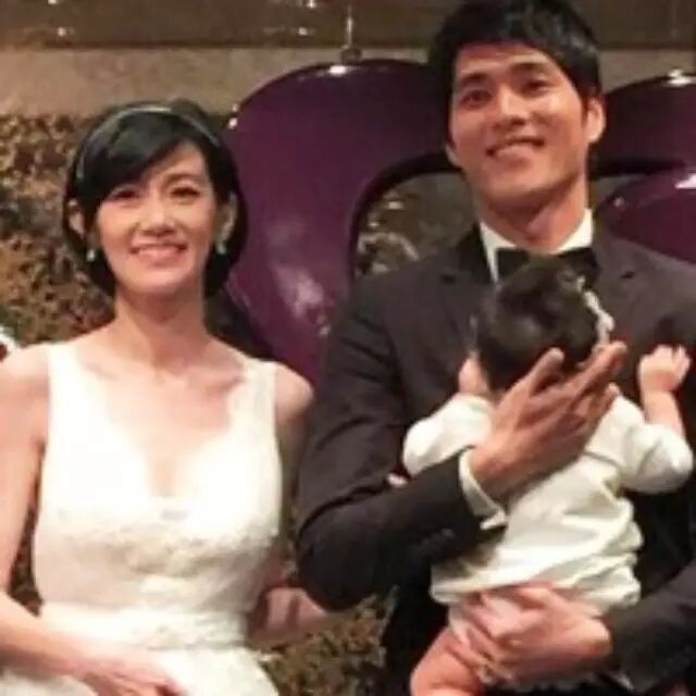 蓝正龙抱女儿补办婚礼 大S俩前任喜讯无缝衔接