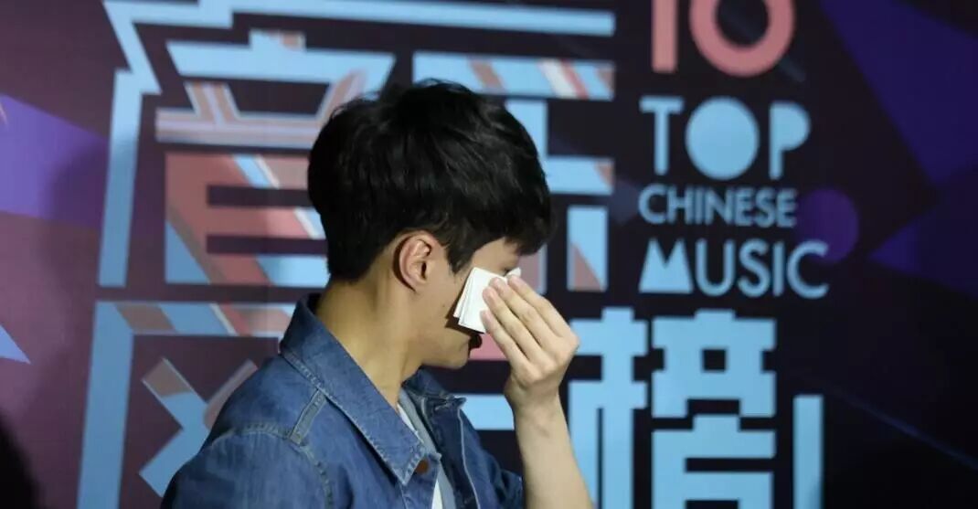 张艺兴在演唱会上哭了