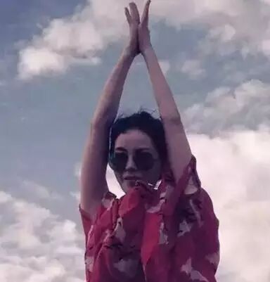 杨幂秀出大长腿,王菲45岁气质如少女!原因竟然是..