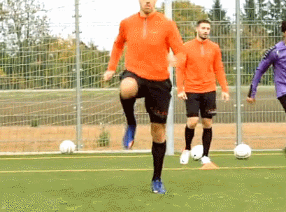 之后,进行高强度的折返跑热身.