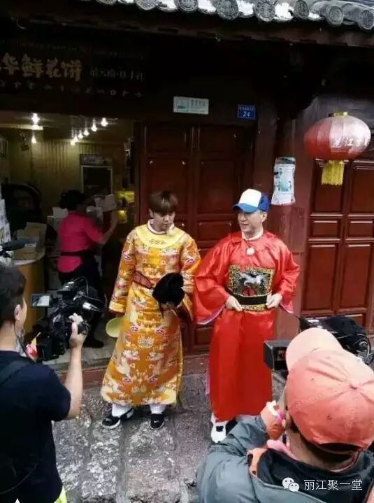 今天丽江古城,被他们闹疯了!