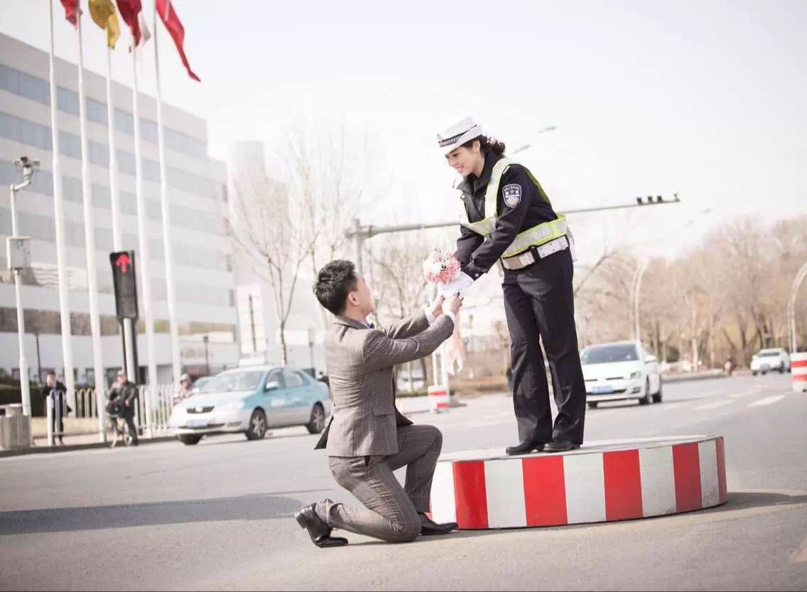 天津女交警的约会模式：男友陪站岗