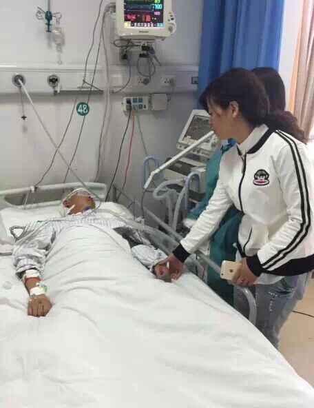 农学院门前发生一起车祸 两名学生受伤