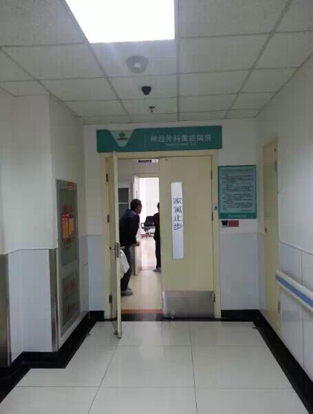 农学院门前发生一起车祸 两名学生受伤