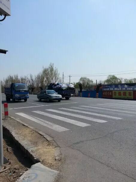 农学院门前发生一起车祸 两名学生受伤