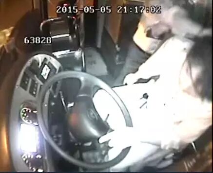 天津醉酒乘客要求非站停车 被拒后竟打晕公交司机