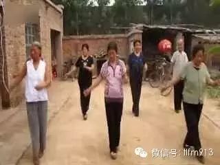 《娱乐午高峰》邓紫棋“喜欢你”走进广场舞,节奏抓的真...