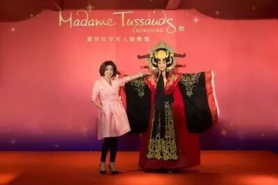 刘晓庆现身重庆为蜡像揭幕 武则天造型入驻重庆杜莎夫人蜡...