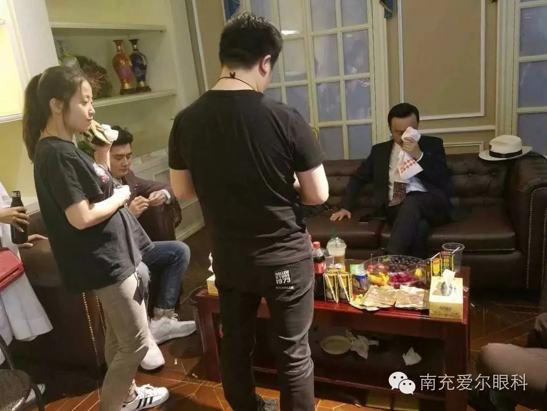 惊!汪涵眼球毛细血管破裂    专家:这是常见疾病