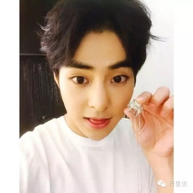 151013 XIUMIN手拿新周边项链自拍 单眼皮大眼萌物