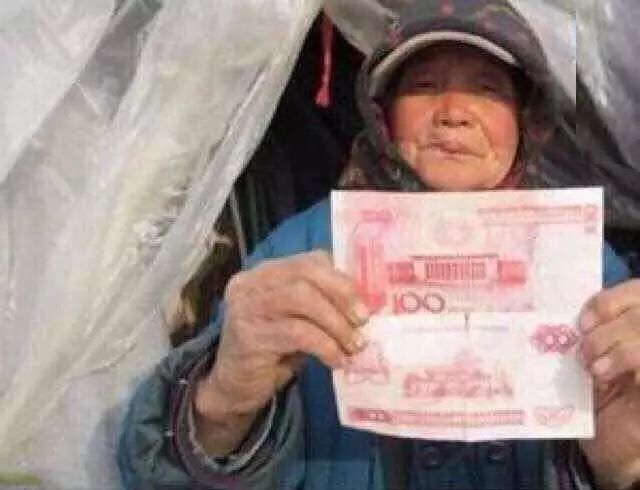 10,河南郑州77岁老人做小买卖补家用,收到500元假币泪流不止.