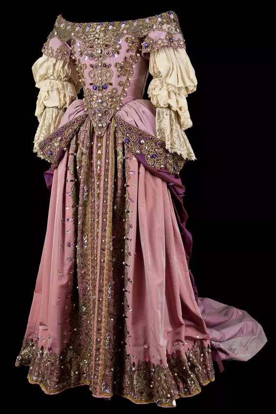 在时尚上的不同表现, 巴洛克风格的服装以路易十四统治时期为代表
