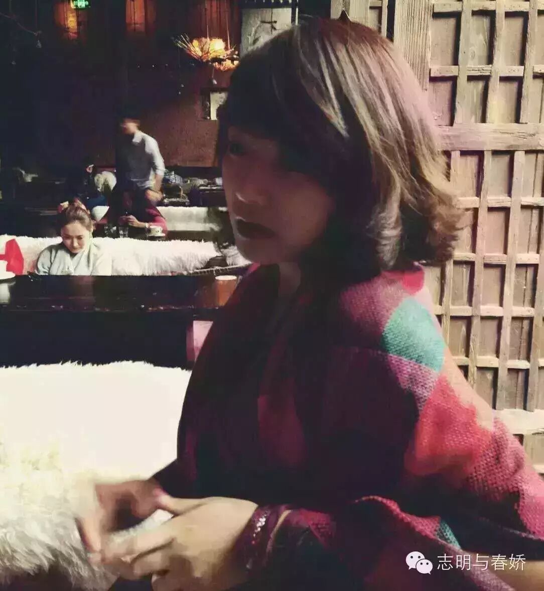 志明推荐  一个侧颜超像周迅的花店老板