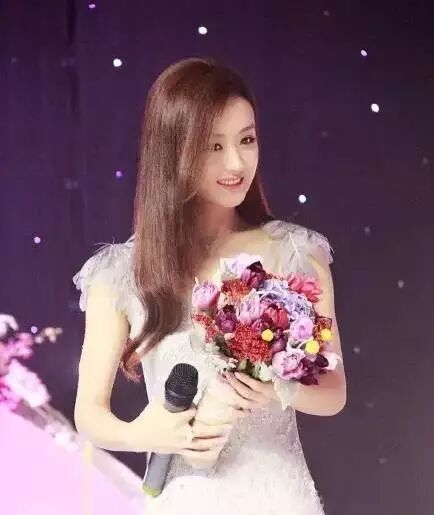 【娱乐周一见】赵丽颖弟弟大婚现场感动落泪;大S二胎生...