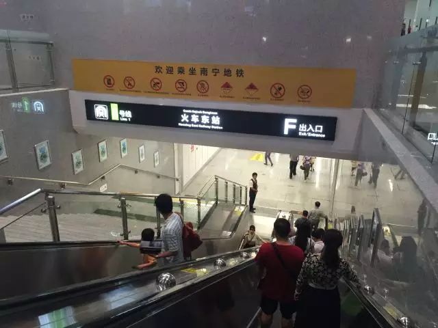 图为火车东站大厅内的地铁入口