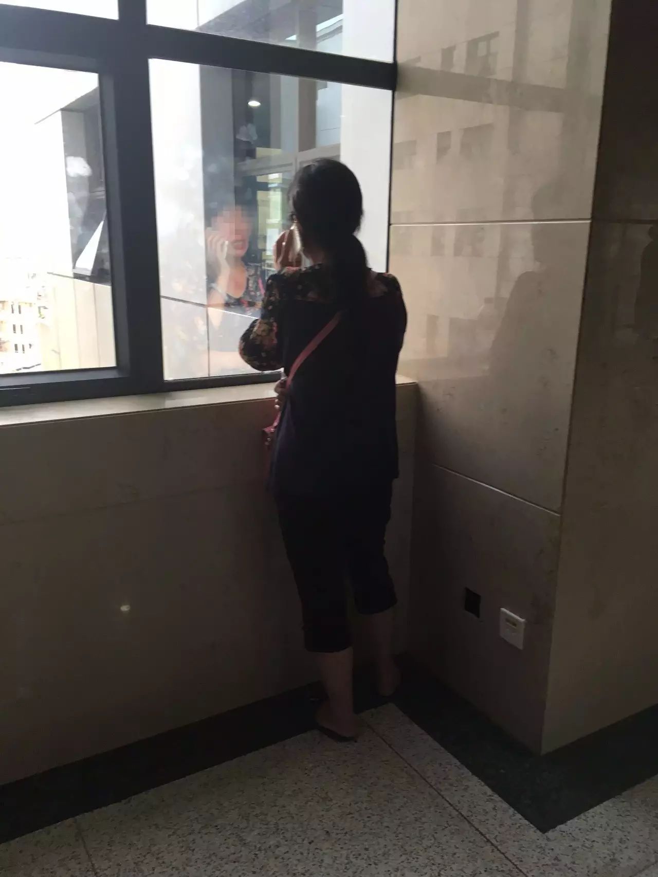 (受伤保安爱人在医院的背影,显得非常担忧!)