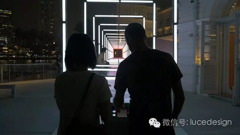 闪着幽光的时空之门