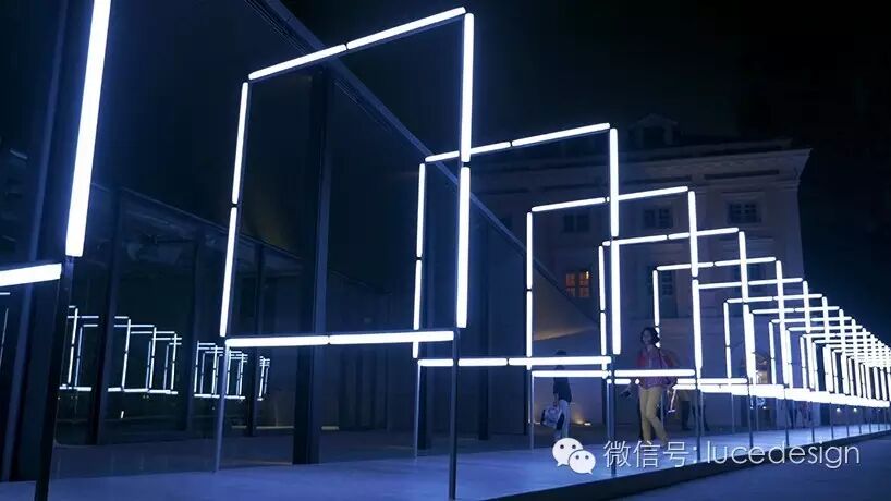 闪着幽光的时空之门