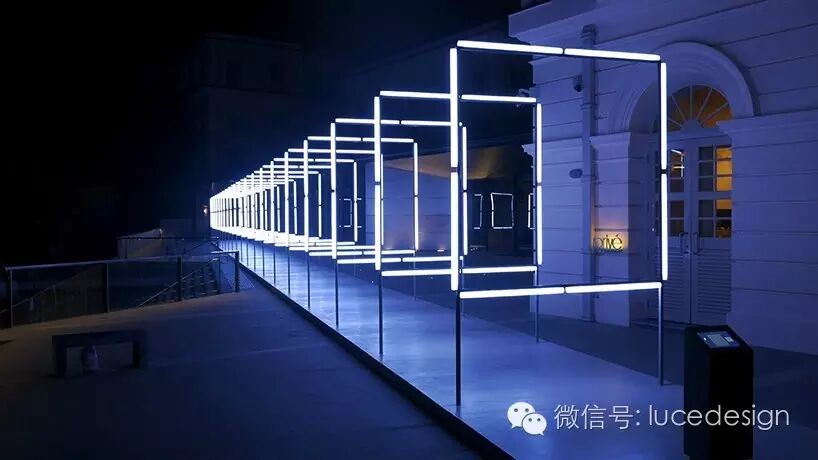 闪着幽光的时空之门