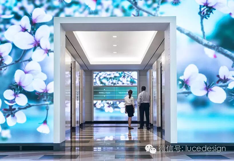 【最设计】巨型动作感应播放装置，移动的画面！