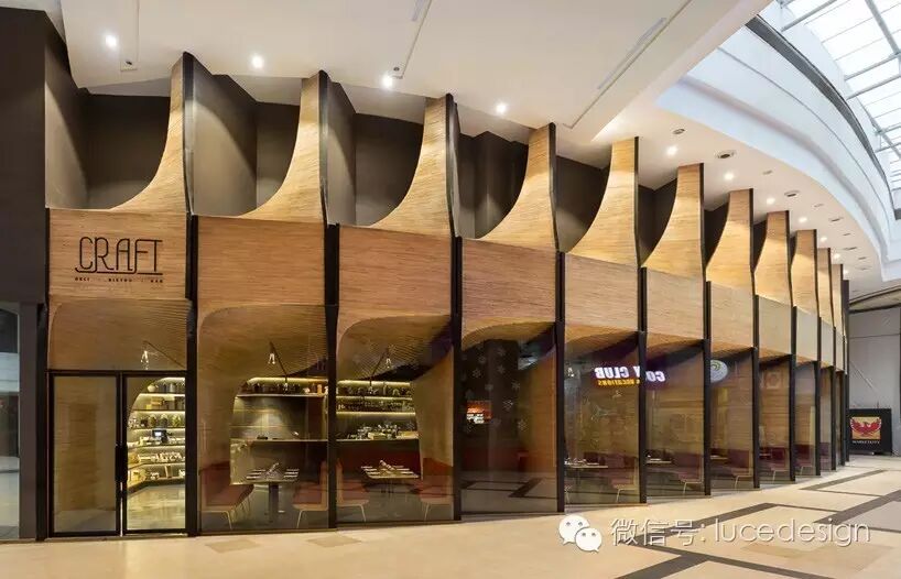 餐厅内的木质拱门，带感！