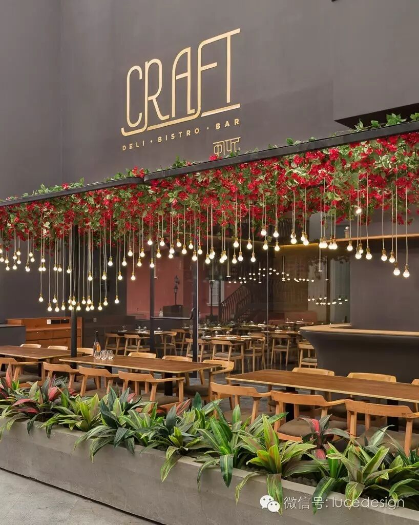 餐厅内的木质拱门，带感！